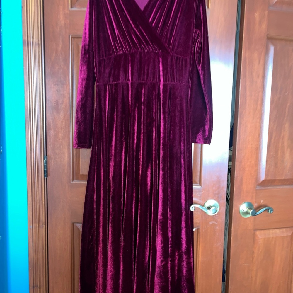 Elegant Velvet Maxi Dress in Rich Burgundy